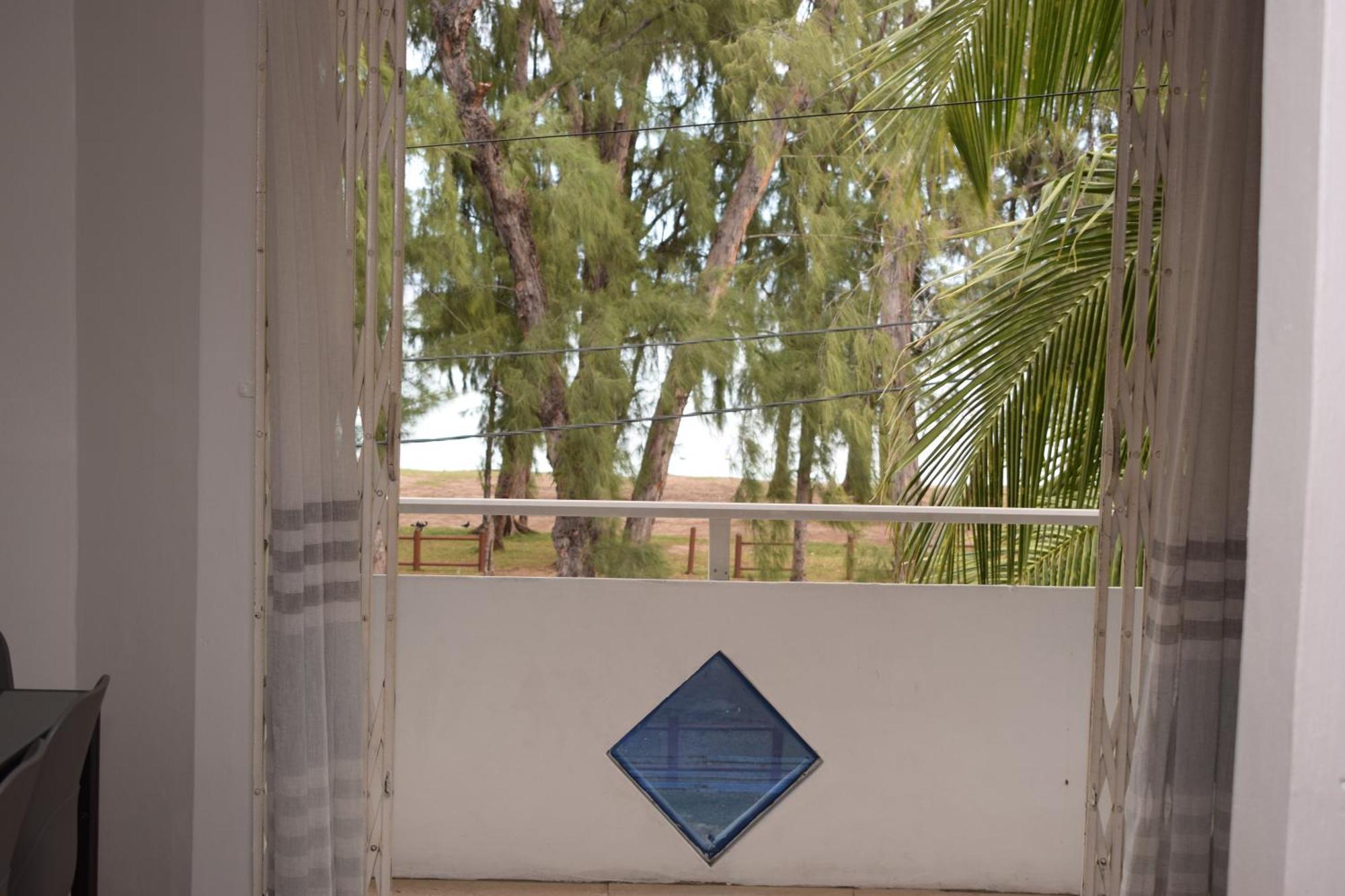 Sea Front Apartment Villa Flic en Flac Exterior photo