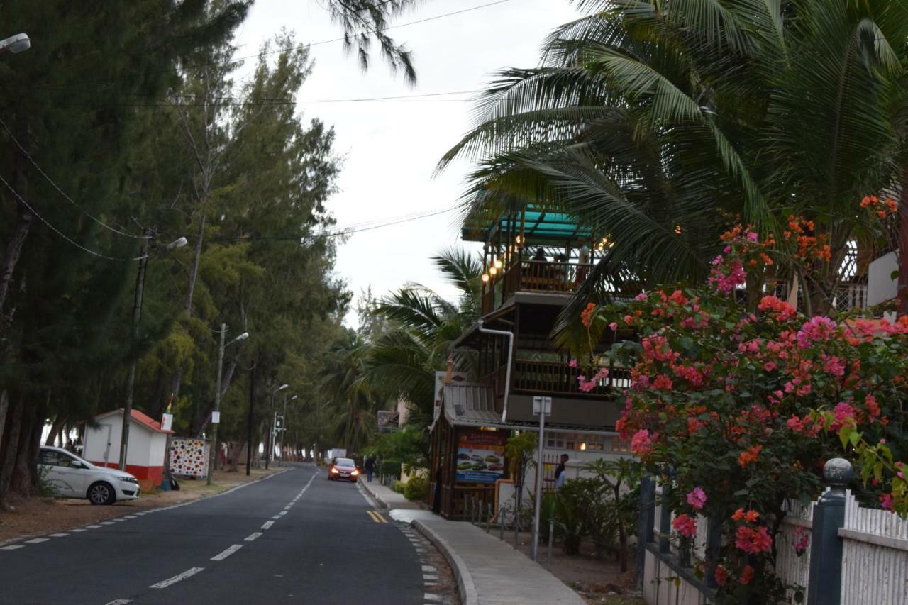 Sea Front Apartment Villa Flic en Flac Exterior photo